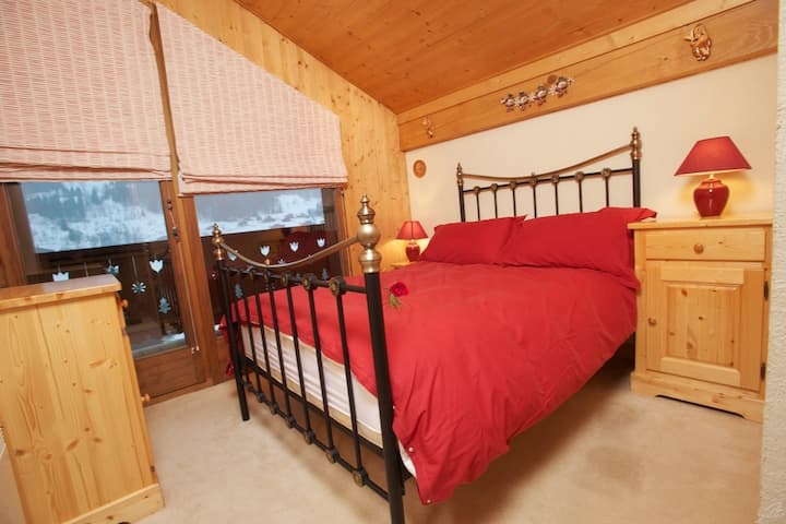 habitación del primer piso a la derecha con balcón y vistas espectaculares

dormitorio de arriba a la derecha disfrutando de un balcón y una vista espectacular