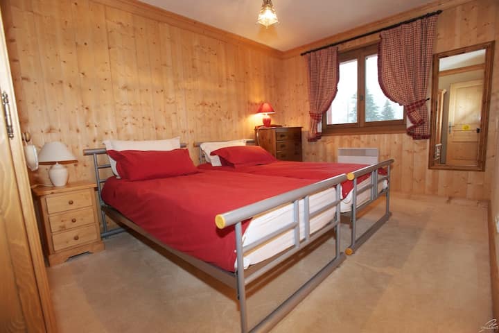 dormitorio a la izquierda en la planta baja de 30 m2 con baño, espectaculares vistas a la montaña

dormitorio a la izquierda en la planta baja de 30 m2 con baño espectacular vista a la montaña