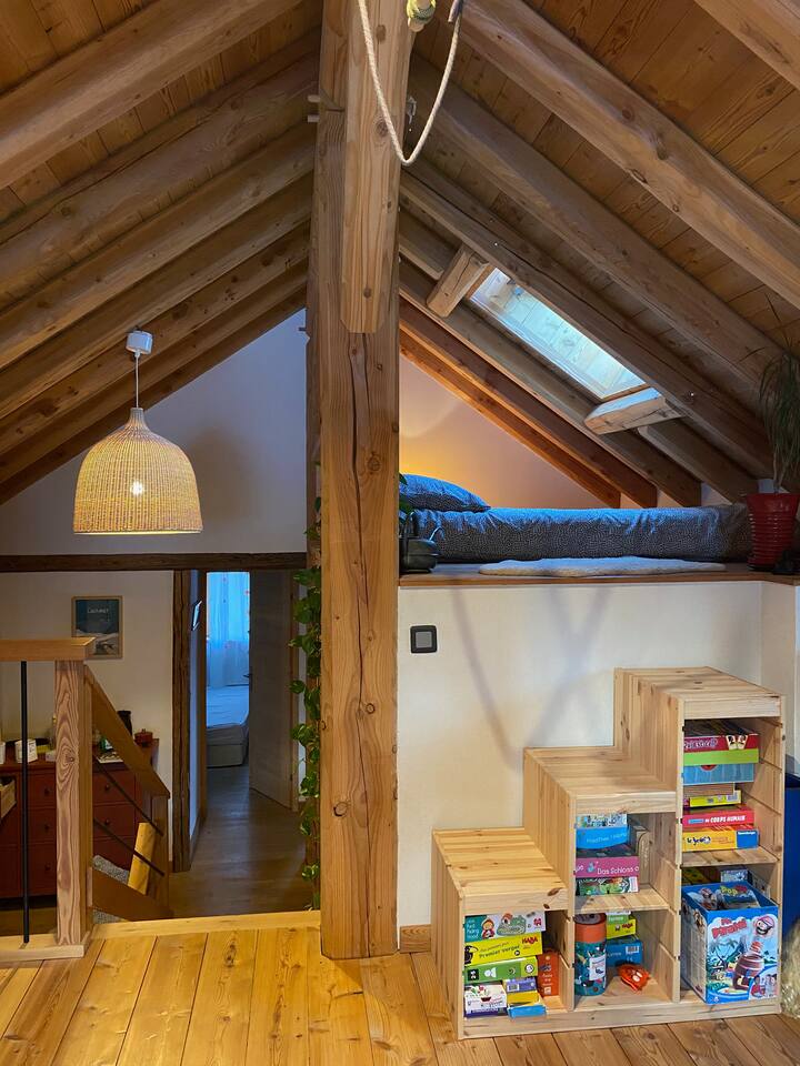 prostor za spavanje na mezaninu:
2 madraca 190x90
zavjese za odvajanje + mogućnost zatvaranja roletni u cijelom prostoru