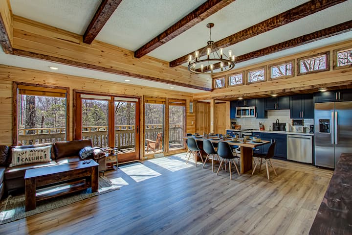 Upscale Cabin W/ Views! Hot Tub, Pets, Sleeps 8! - Gatlinburg, TN