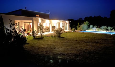 Recent villa with pool, 9 people, 4000m², Rodez
