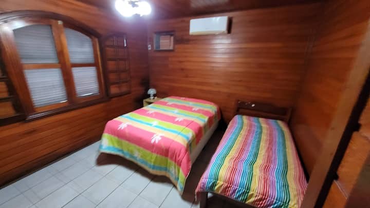 ห้องปรับอากาศพร้อมห้องน้ำในตัว
เตียงคู่ 1 หลังและเตียงเดี่ยว 1 หลัง