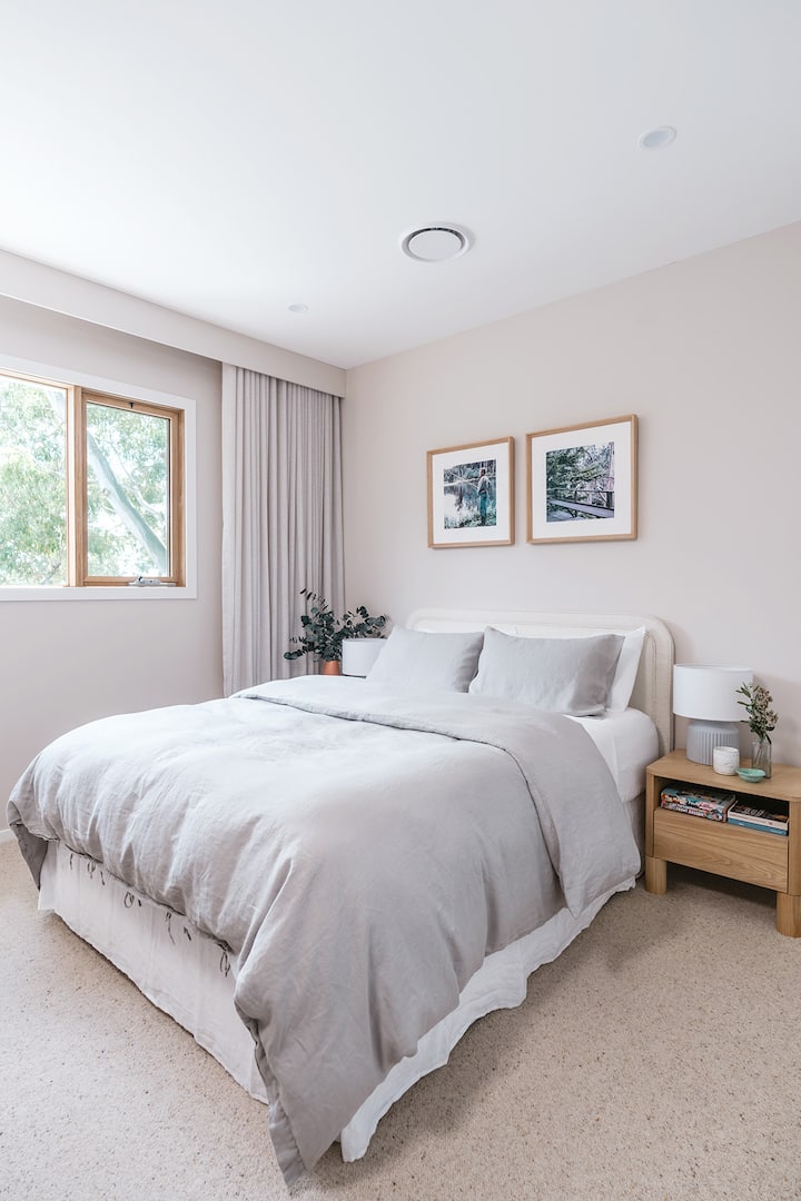 Главна спалня със самостоятелна баня и гледка към океана.