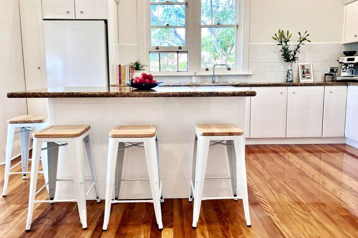 Spacious 3-bedroom ocean-view home, walk to beach gallery image 5