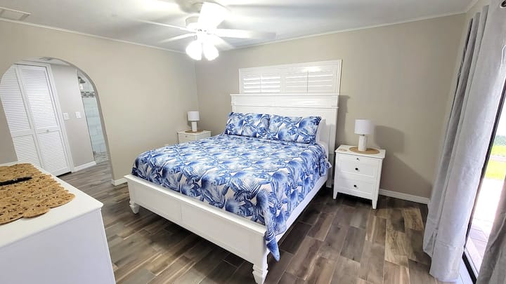Master king bed