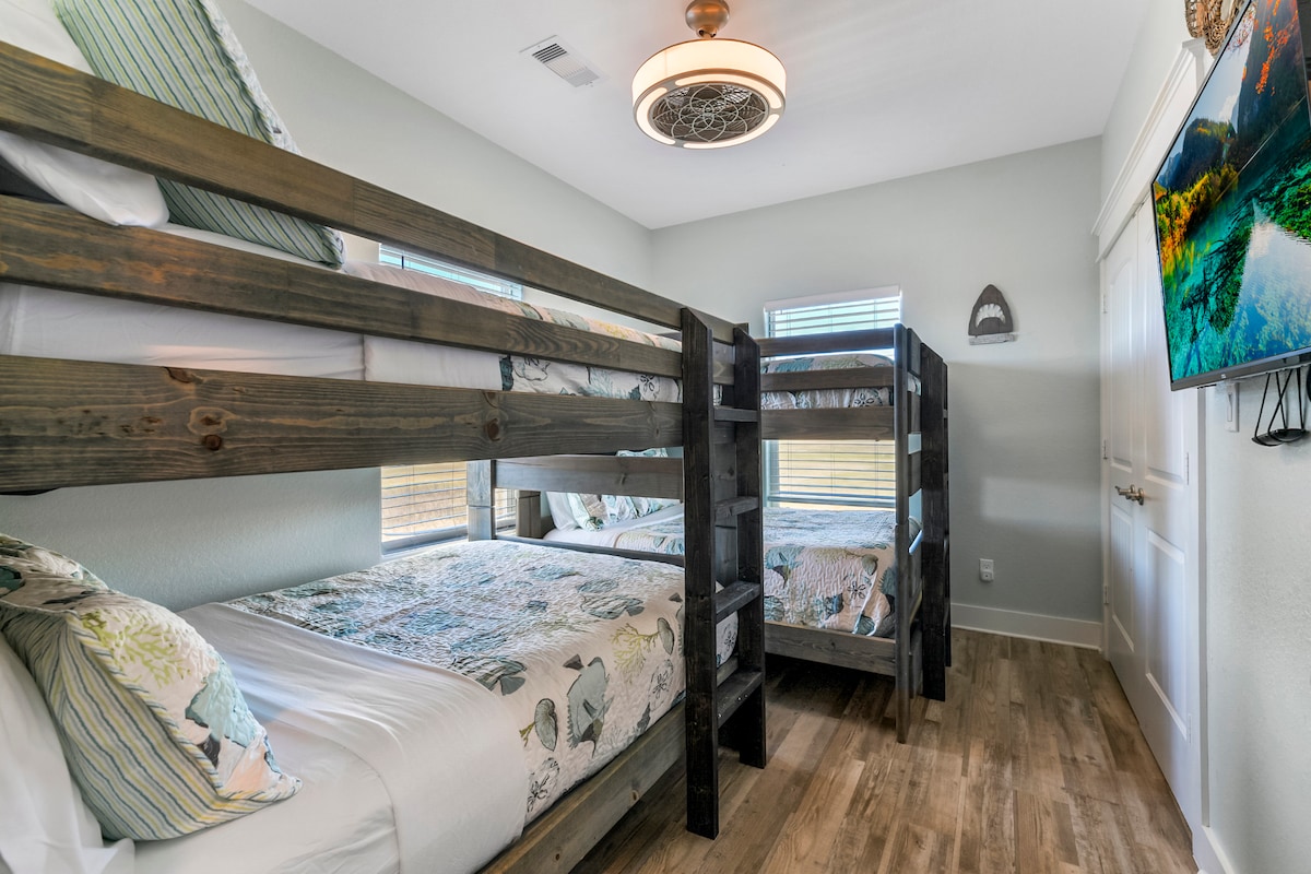 鲨房间的全尺寸双层床和私人电视应让儿童或成人在海滩上玩得开心