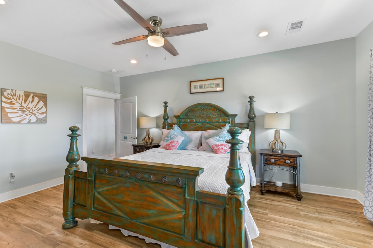 螃蟹房是配有加大双人床、侧桌和台灯的主卧室