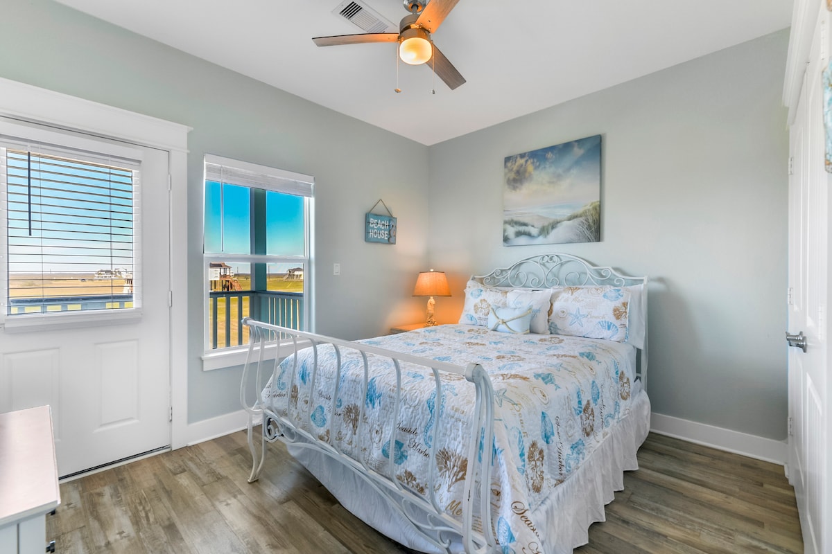 海马客房设有一张舒适的标准双人床和一个面向海湾的私人阳台。