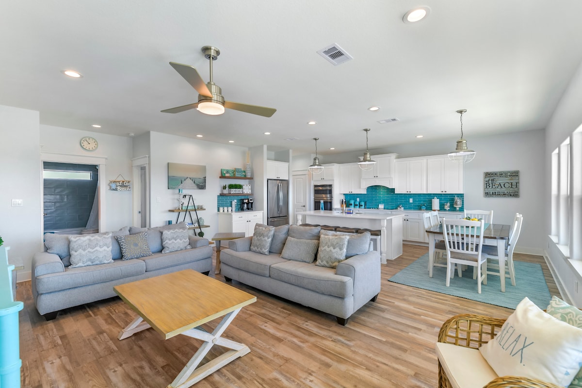 带客厅、厨房和用餐的宽敞公共区域。