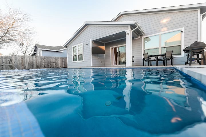 4BR/3BH Private Pool: 5M Airport & F1 & 2500 Sq.ft