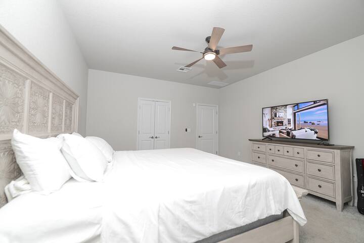 4BR/3BH Private Pool: 5M Airport & F1 & 2500 Sq.ft gallery image 4