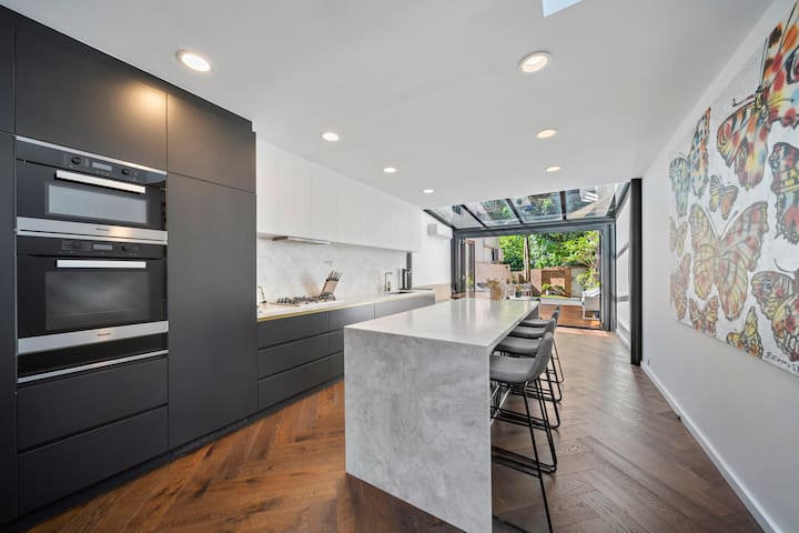 4 Bed Luxury Escape in Surry Hills for families