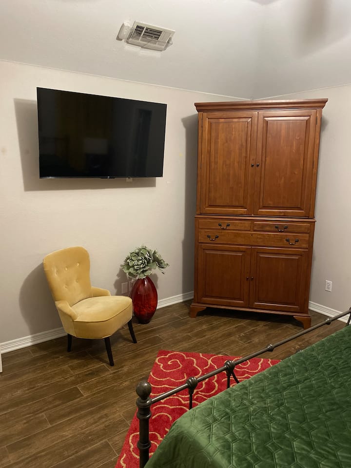 Primer dormitorio Cama King con TV de 55'y baño completo adjunto