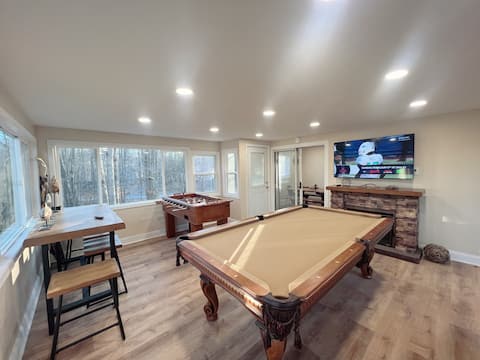 Pocono Woodland Hideaway with Hot Tub
