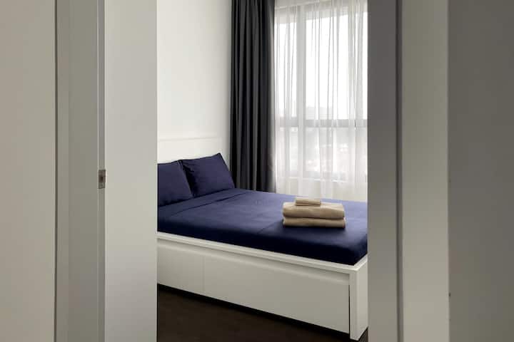 El segundo dormitorio ofrece una cómoda cama de tamaño queen y convenientes armarios empotrados para tus requisitos de almacenamiento.