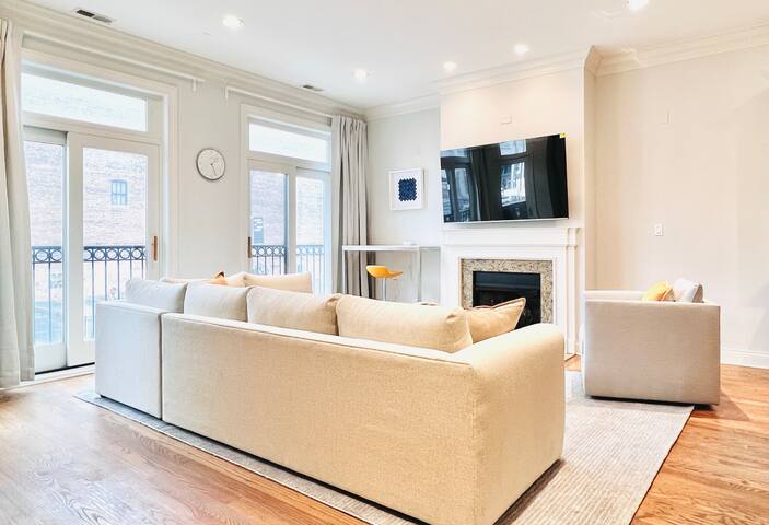 Spacious Downtown 3BR with Free Parking gallery image 4