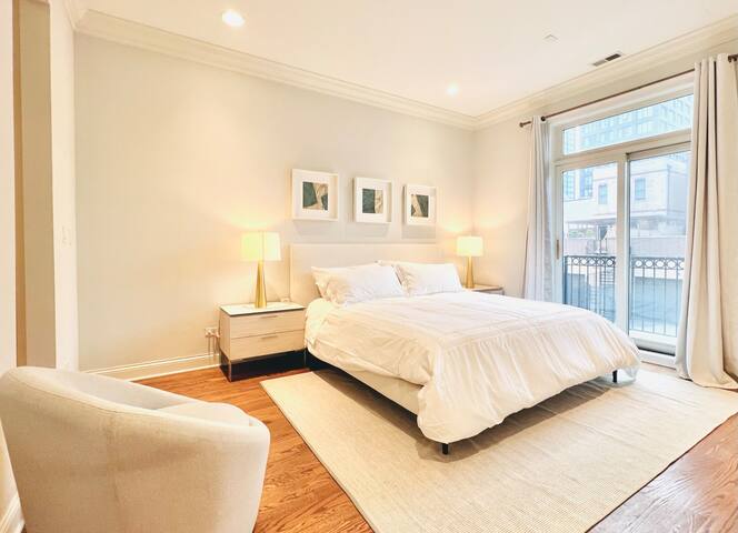 Spacious Downtown 3BR with Free Parking gallery image 5