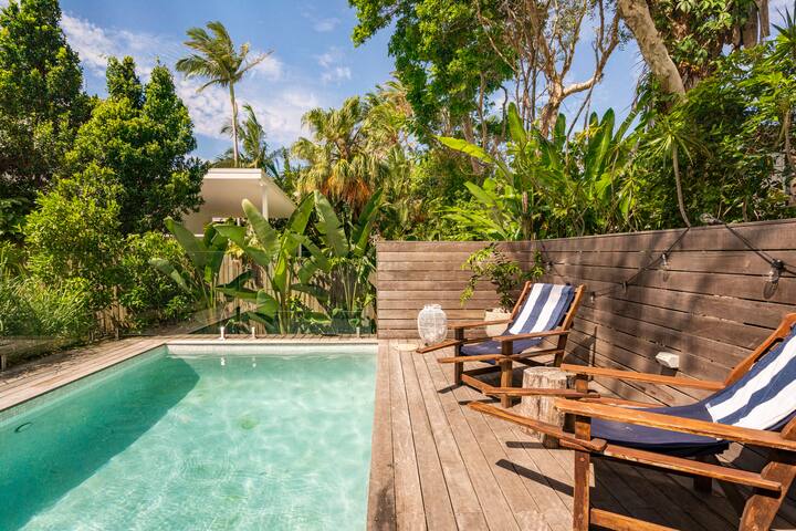 Beach Retreat w/pool, close to beach + shops gallery image 2