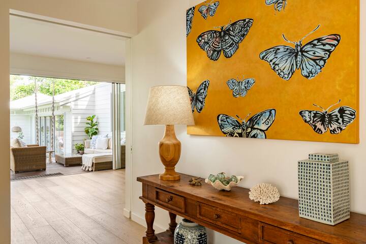 Beach Retreat w/pool, close to beach + shops gallery image 3