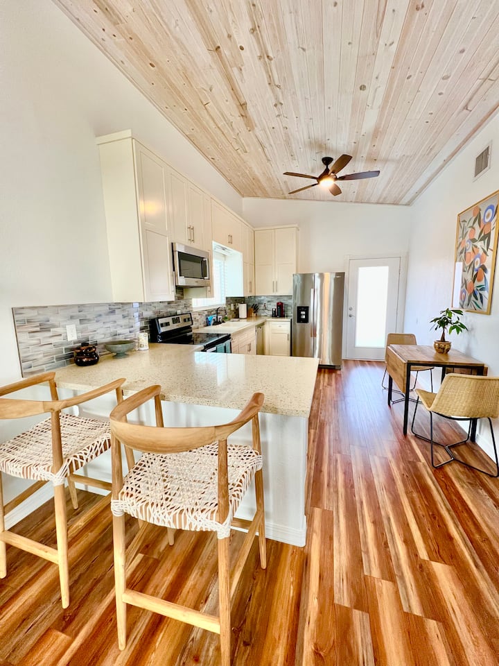 Paradise Palms, 1 min to Moody Gardens Houses for Rent in Galveston