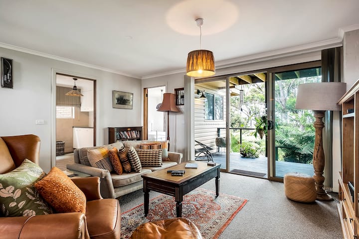Creative Three Level Retreat With Lovely Sea Views - Broulee