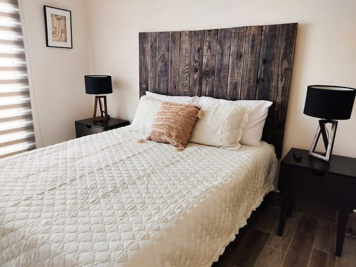 חדר שינה ראשי עם טלוויזיה