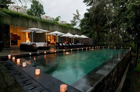 Private stay at Villa DeWa
