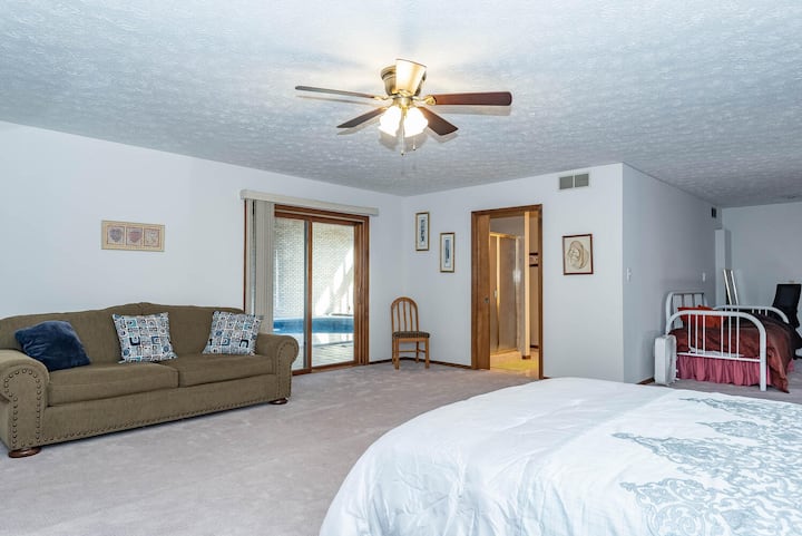 Chumba kikubwa sana cha kujitegemea chenye vitanda viwili (kitanda kimoja cha ukubwa wa malkia na ukubwa mmoja pacha) na sehemu ya ofisi. Pia ina kochi kubwa ambalo mtu anaweza kupumzika.