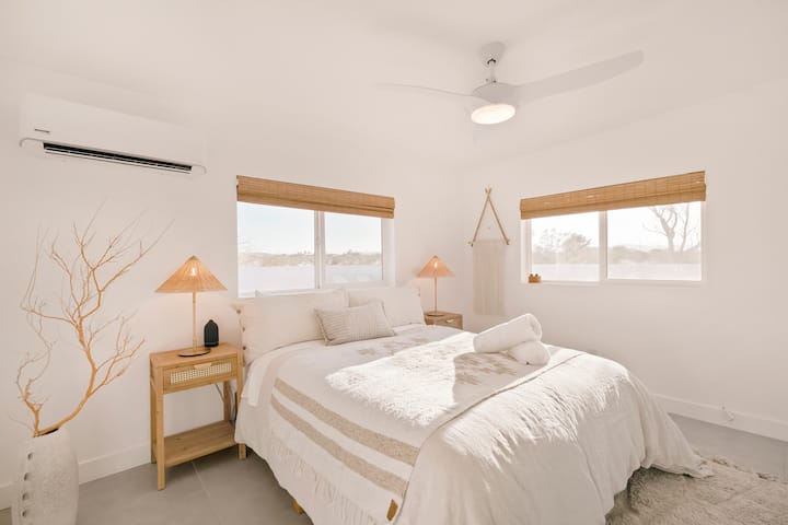 Chumba 1 cha kulala kinafurahia maoni ya Mlima wa Mbuzi na bustani ndogo ya cactus.

Vitanda vyote viwili vya malkia vina shuka nzuri za Cozy Earth na 100% ubora wa juu wa Kifaransa Flax Linen duvet inashughulikia. Wote OEKO-TEX kuthibitishwa na kupumua kwa usingizi mzuri wa usiku.