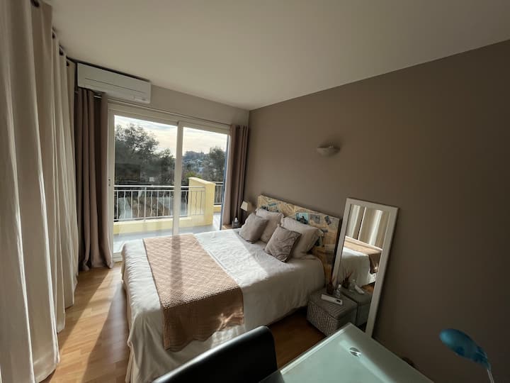 12 متر مربع غرفة نوم 3 مع مكيف هواء فردي ونافذة كبيرة مواجهة للجنوب تطل على شرفة الطابق العلوي 