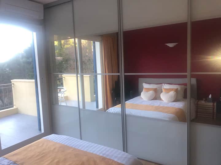 غرفة نوم 2 بمساحة 12 مترًا مربعًا مع مكيف هواء فردي ونافذة كبيرة مواجهة للجنوب تطل على شرفة الطابق العلوي 