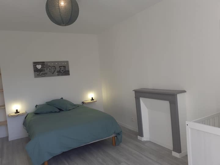 Habitación de abajo con su cama doble y su cuna