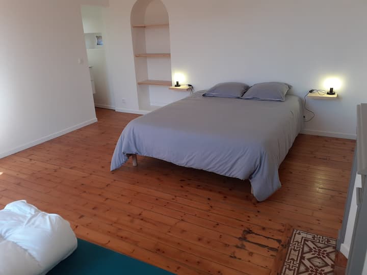 Habitación con cama de 160, aseo y 1 cama individual