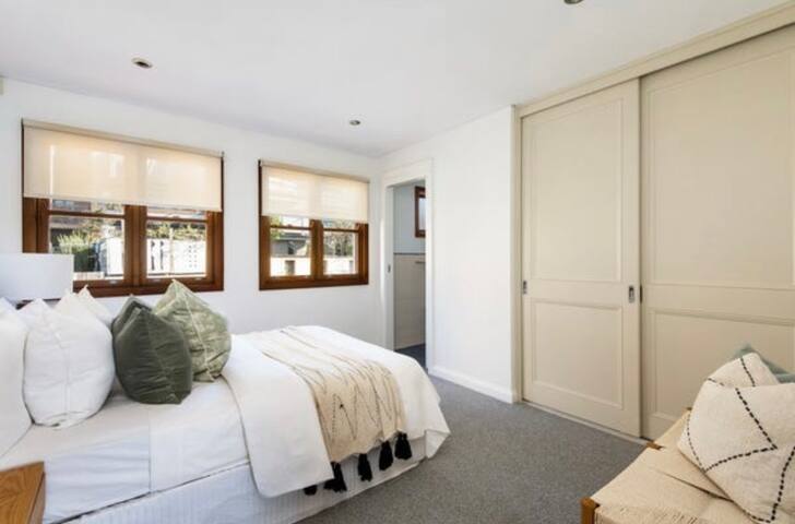 Sydney Harbourfront Getaway! gallery image 5