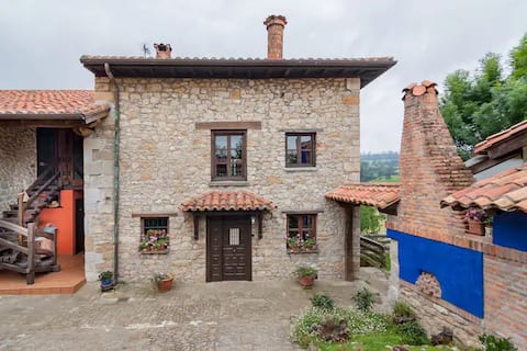 House between the sea and the mountains in Quijas