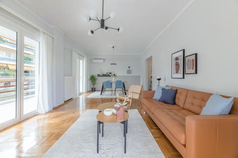 Homey 2BR Apartment in Cholargos