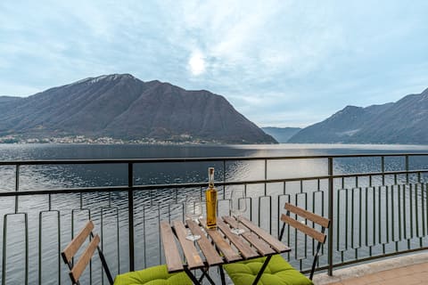 Colonno Apt with balcony & Breathtaking Lake View!