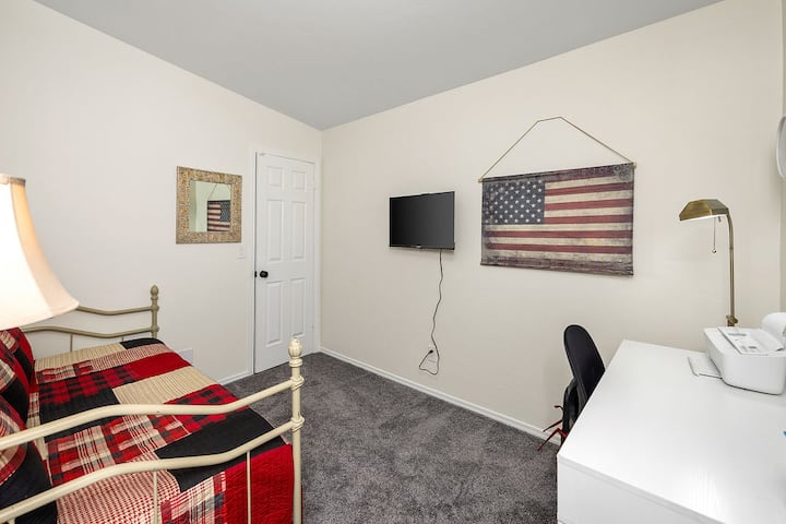 Ვთქვათ, ხედავთ?  Შეისვენეთ სამსახურისგან, დაწექით და უყურეთ სტრიმინგის აპების ნებისმიერ რაოდენობას!