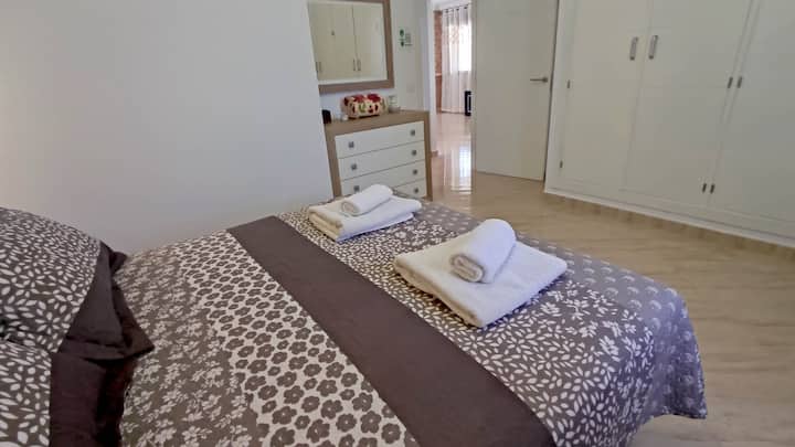 Vista general del dormitorio. إطلالة عامة على غرفة النوم.