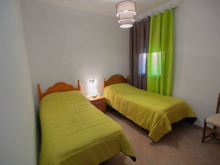 Vista general del dormitorio. Vista general del dormitorio.