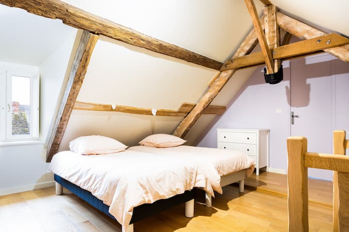 La chambre palier. Situé au 2ᵉ étages, ces deux couchages sont sur le palier. C'est une chambre ouverte, mais pas moins agréable et confortable ! Des rangements et une vue sur le jardin, avec accès directe à la salle de bain !