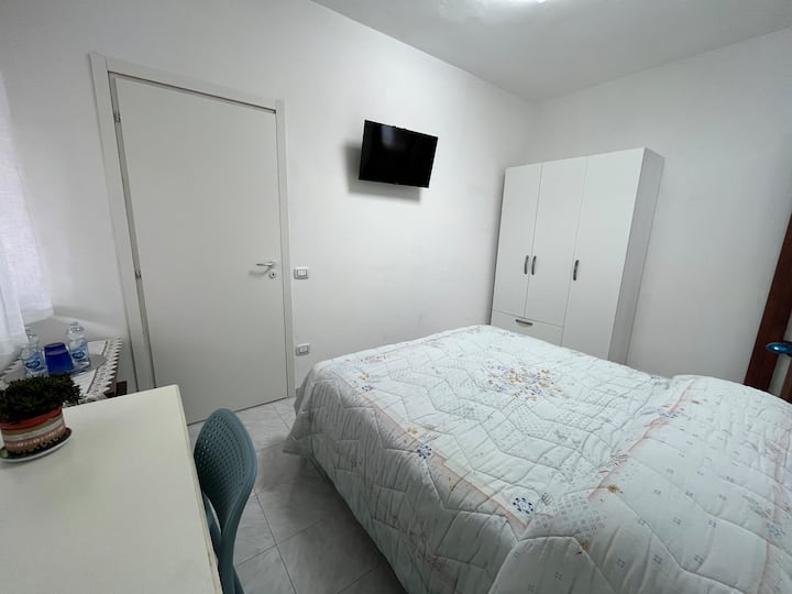 dormitorio con camas separables, luminoso equipado con aire acondicionado de TV inteligente