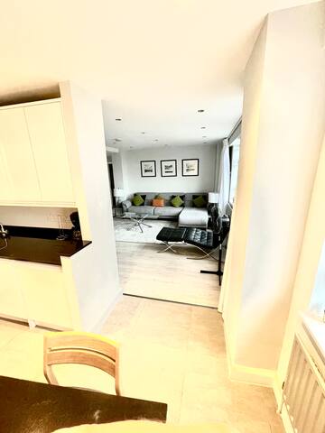 Two Bedroom Apartment 747 (708 SQ FT) gallery image 3