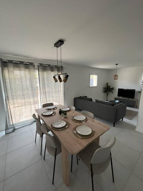 Modern house in Saint-Genis-Laval (house no. 2)