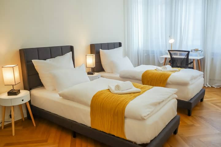 Chumba cha kulala 2 na vitanda 2 vya sanduku moja, pamoja na dawati au kituo cha kazi