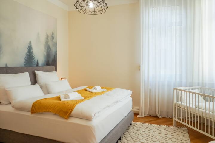 Chumba cha kulala 3 kilicho na kisanduku kikubwa cha kuchipua na kitanda cha mtoto/kitanda cha mtoto, pamoja na dawati au sehemu ya kufanyia kazi