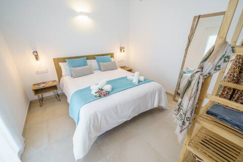 Side ocean view, 1 bedroom living room, A/C, BBQ, Pool
