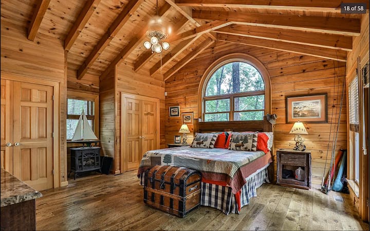 Დაისვენეთ ფუფუნებაში დიდი ზომის მთავარი საძინებლის მეშვეობით. Დაისვენეთ ბუხართან და დატკბით ტყის მშვიდი ხედით. Ორი დიდი კარადა საკმარისი სათავსოებით გამოირჩევა