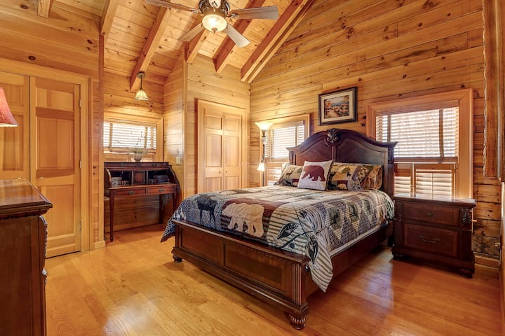 Იცხოვრეთ კომფორტულად ჩვენი პირადი დედოფლის ზომის საძინებელთან ერთად მეორე სართულზე