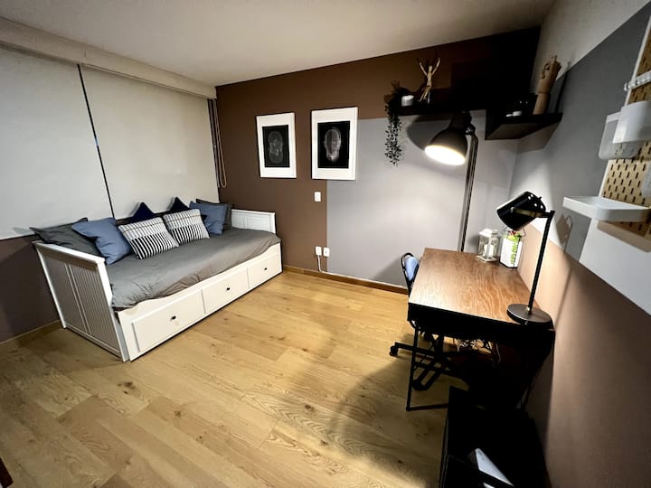 تم تجهيز الغرفة الثانوية كاستوديو مع كرسي بذراعين ، والذي يتم تغييره إلى سرير واحد أو يتوسع ليصبح سريرًا بحجم كوين.